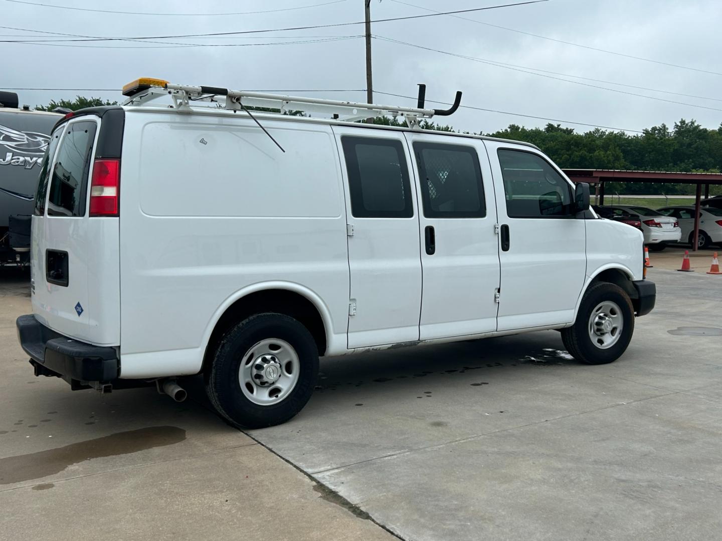 2014 White /Gray Chevrolet Express (1GCWGFCB5E1) , AUTOMATIC transmission, located at 17760 Hwy 62, Morris, OK, 74445, (918) 733-4887, 35.609104, -95.877060 - 2014 CHEVROLET EXPRESS CARGO VAN 6.0L V8 RWD FEATURING POWER LOCKS, POWER WINDOWS, MANUAL MIRRORS, MANUAL SEATS, AM/FM STEREO, LEATHER SEATS, LEATHER-WRAPPED STEERING WHEEL, TRACTION CONTROL, LOCKING METAL CONSOLE, STEEL SHELVES, SPLIT SWING-OUT RIGHT DOORS, AND TOW PACKAGE. EQUIPPED WITH A CNG FUE - Photo#4